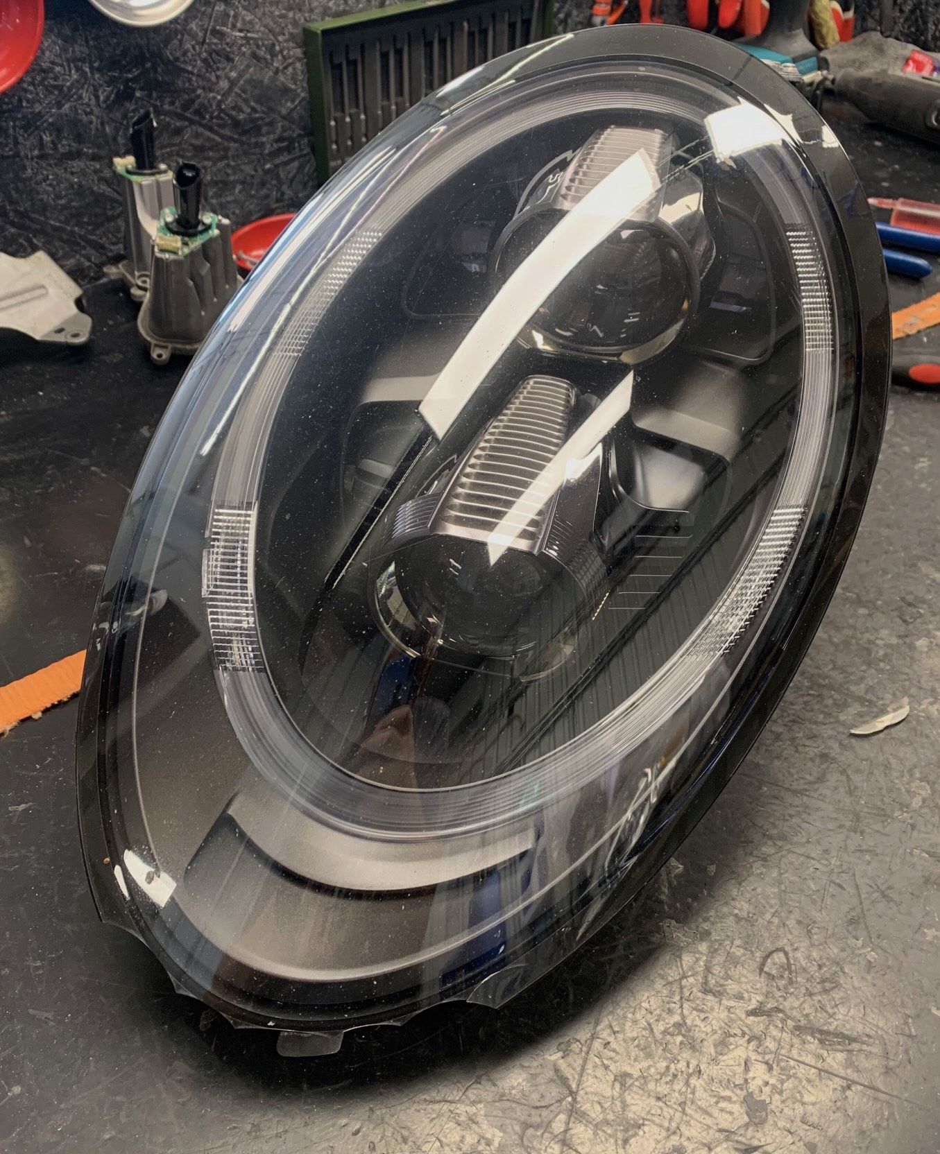 Porsche 991 LED fényszóró búra csere előtt és után — előtte